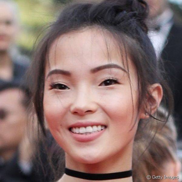 A modelo Xiao Wen Ju escolheu um batom cor de boca opaco, que deixou a maquiagem leve e sutil